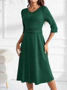 SHEIN Clasi Vestido elegante de longitud media con cuello redondo, manga corta, cintura con ojetes y lazo en unicolor para mujeres - Verde Oscuro - Ver 5