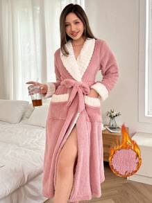 撞色绒面大翻领口袋设计女士睡袍，适合秋冬季居家穿着，舒适保暖，蓬松柔软。