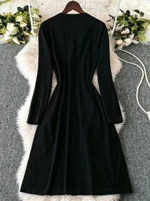 SHEIN Clasi Vestido de suéter de punto con cuello en V, manga larga, abotonado sencillo y diseño de parches y cinta para mujer de talla grande, apto para otoño/invierno