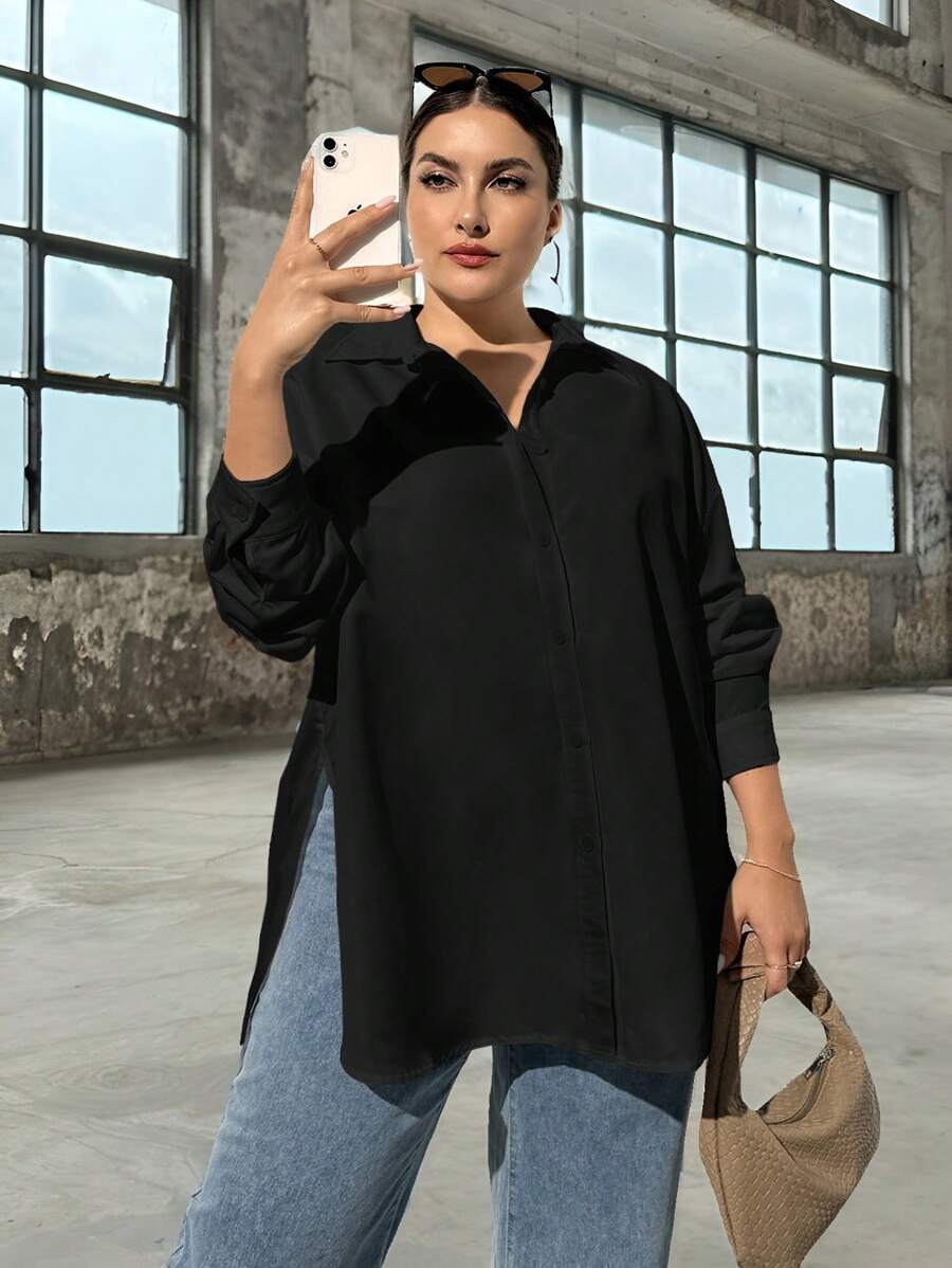 SHEIN Essnce Camisa básica negra de manga larga y botones para mujer de talla grande, estilo casual y holgado, para otoño e invierno, blusas de mujer, tops oversize, estilo old money, blusas de trabajo, ropa de otoño, camisa con abertura lateral alta, camisa básica de manga larga, regreso a casa, atuendos de mujer para el aeropuerto - Negro - Ver 1