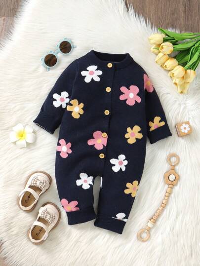 SHEIN Đồ dùng thiết yếu dễ thương cho bé gái! Bộ đồ liền thân cổ tròn tay dài thiết kế hoa jacquard, bộ đồ liền thân dệt kim giản dị tối giản, thoải mái và ấm áp, đồng hành cùng mọi bước trưởng thành vui vẻ