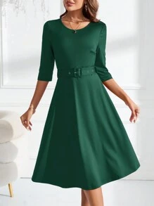 SHEIN Clasi Vestido elegante de longitud media con cuello redondo, manga corta, cintura con ojetes y lazo en unicolor para mujeres - Verde Oscuro - Ver 3