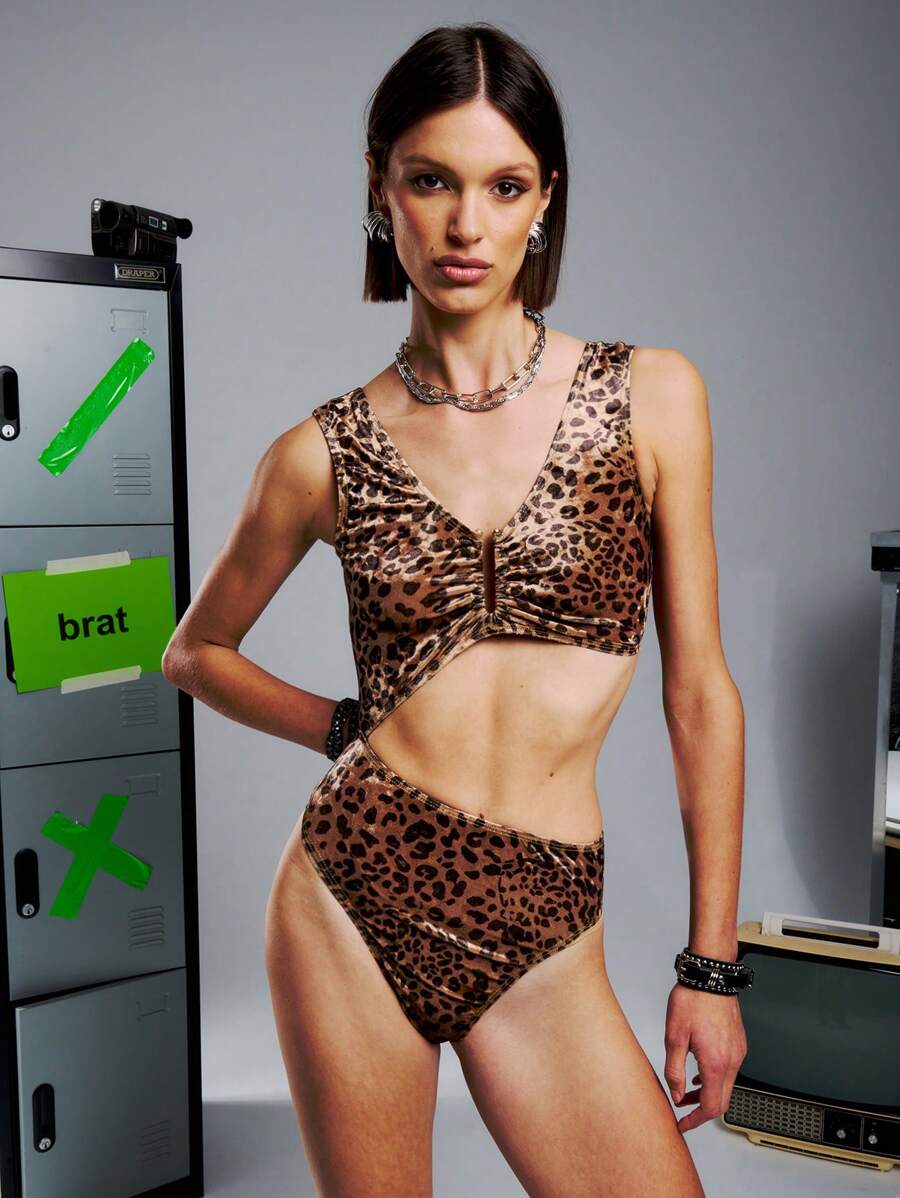 SHEIN Unity Body de terciopelo con estampado de leopardo y lados conectados - Multicolor - Ver 1