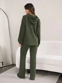 Mulvari 2 件女式秋季字母印花长袖连帽衫和喇叭裤休闲套装 2 件套 - 軍綠色 - 查看 4