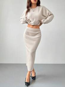 SHEIN PETITE Conjunto informal de 2 piezas de top corto acanalado de manga murciélago y falda para mujer