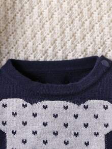 SHEIN 新生男婴时尚可爱小熊提花针织毛衣套装，由圆领毛衣和打底裤组成，适合秋冬季爬行和日常穿着。独特的海军蓝和红色组合传达出健康活力，可爱的小熊图案让宝宝看起来可爱又活泼。这款毛衣套装呈现出一种有声望的学院风，让男婴看起来稳重而绅士。 - 彩色 - 查看 3