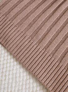 少女针织毛衣裙，秋冬新品。卡其色粗纱针织设计，展现独特个性。多层次的领口设计彰显时尚格调。时尚温暖的针织，四季皆宜。柔软亲肤的蓬松纱线材质，轻盈舒适。优雅精致的廓形，适合居家、休闲、校园、派对、度假等各种场合。 - 卡其色 - 查看 5