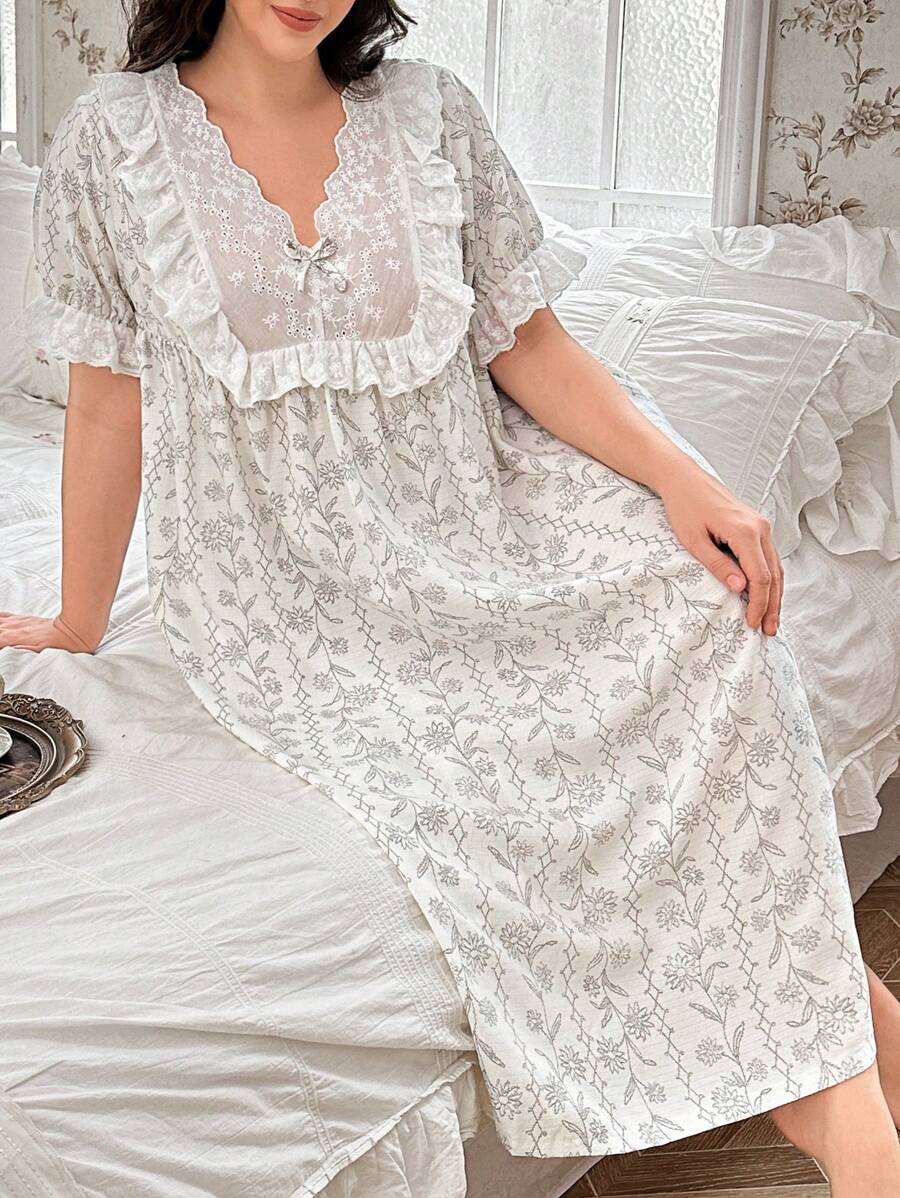 CottageSlumber Váy ngủ tay bồng cổ chữ V rộng rãi cỡ lớn có ren tương phản và họa tiết hoa màu tím - Màu be - Xem 1