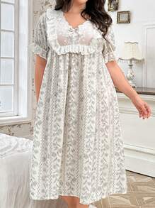 CottageSlumber Váy ngủ tay bồng cổ chữ V rộng rãi cỡ lớn có ren tương phản và họa tiết hoa màu tím - Màu be - Xem 5