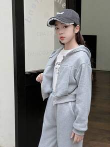 SHEIN Genkimix Kids 2 件女童连帽衫套装 - 短款拉链羊毛连帽衫和宽松羊毛运动裤，基本休闲装，韩式/欧式风格 - 灰色 - 查看 6