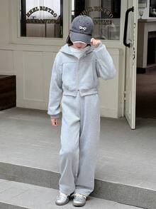 SHEIN Genkimix Kids 2 件女童连帽衫套装 - 短款拉链羊毛连帽衫和宽松羊毛运动裤，基本休闲装，韩式/欧式风格 - 灰色 - 查看 3