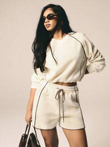 Athîral Athîral Jesień/Zima 2-częściowy damski zestaw casualowy: bluza z dekoltem w serek i wkładanymi rękawami oraz szorty wiązane w pasie,