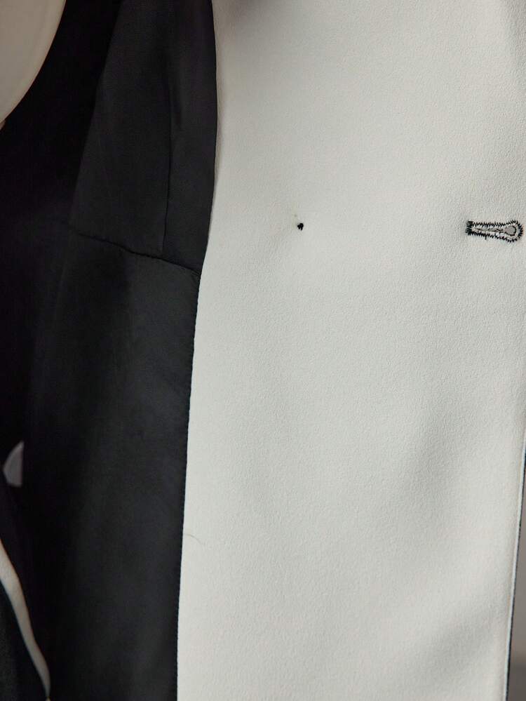 BLAZER DE DOS TONOS CON CUELLO PICO, BAJO ASIMÉTRICO Y CINTURÓN