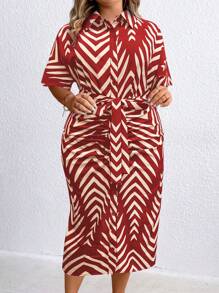 SHEIN Clasi 大码女式人字形印花短袖单排扣褶皱休闲衬衫裙 - 紅色 - 查看 5