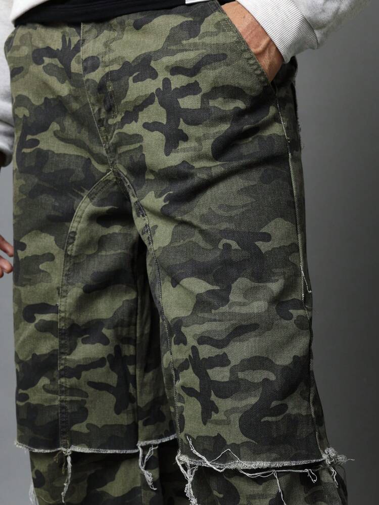 Gerade geschnittene Jeans mit rohen Kanten und Camouflage-Muster