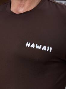 Manfinity Swimmode Camiseta de manga corta casual de estilo de vacaciones para hombres con estampado tropical y de letras - Café integral - Ver 5