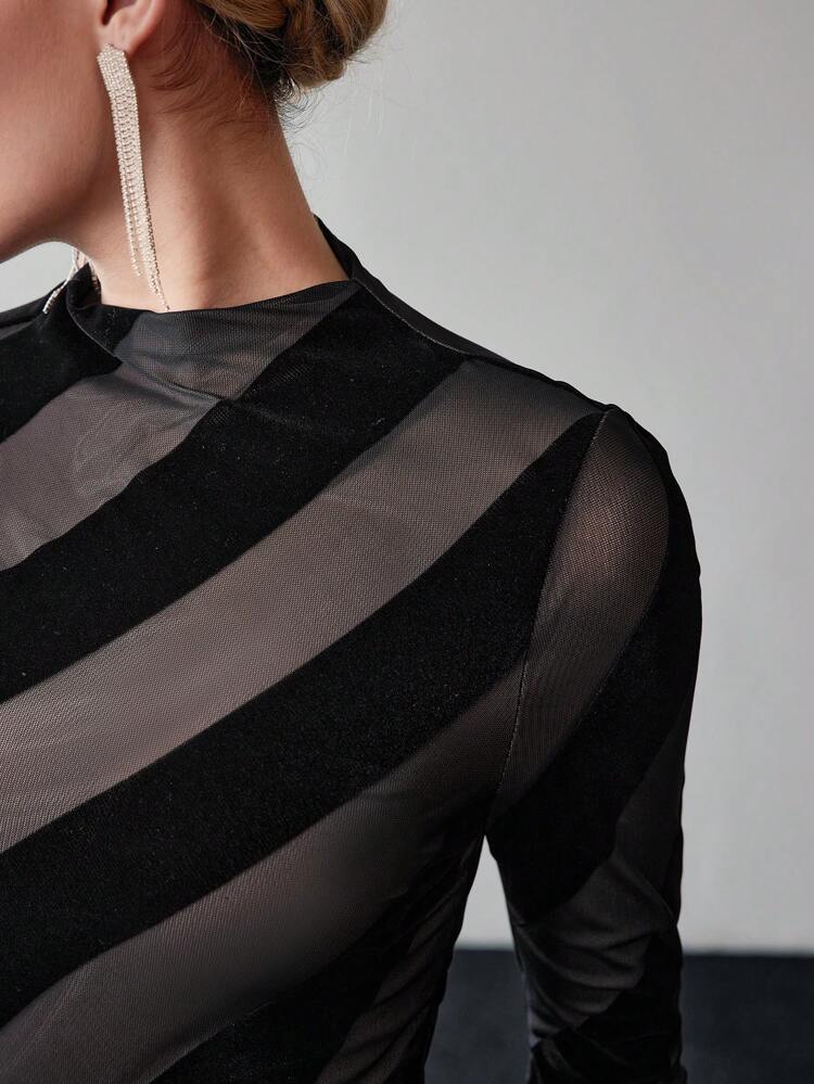 TWO TONE STRIPED PRINT FUNNEL NECK SLIM FIT TEE