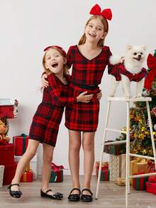 SHEIN Bộ trang phục áo phông và váy kẻ caro đỏ cổ chữ V dễ thương và cổ điển cho bé gái, phải có, đa năng, phù hợp cho mẹ, con gái và chị em gái, tuyệt vời cho trang phục thường ngày và trang phục đi học hàng ngày vào mùa thu và đông, cho Giáng sinh, trang phục dự tiệc, thời trang cho bé gái - Nhiều màu - Xem 3