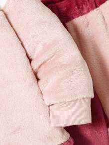 زوج من جاكيتات الفتيات الرضع العادية المرقعة الفضفاضة، مناسبة للارتداء اليومي في الخريف والشتاء