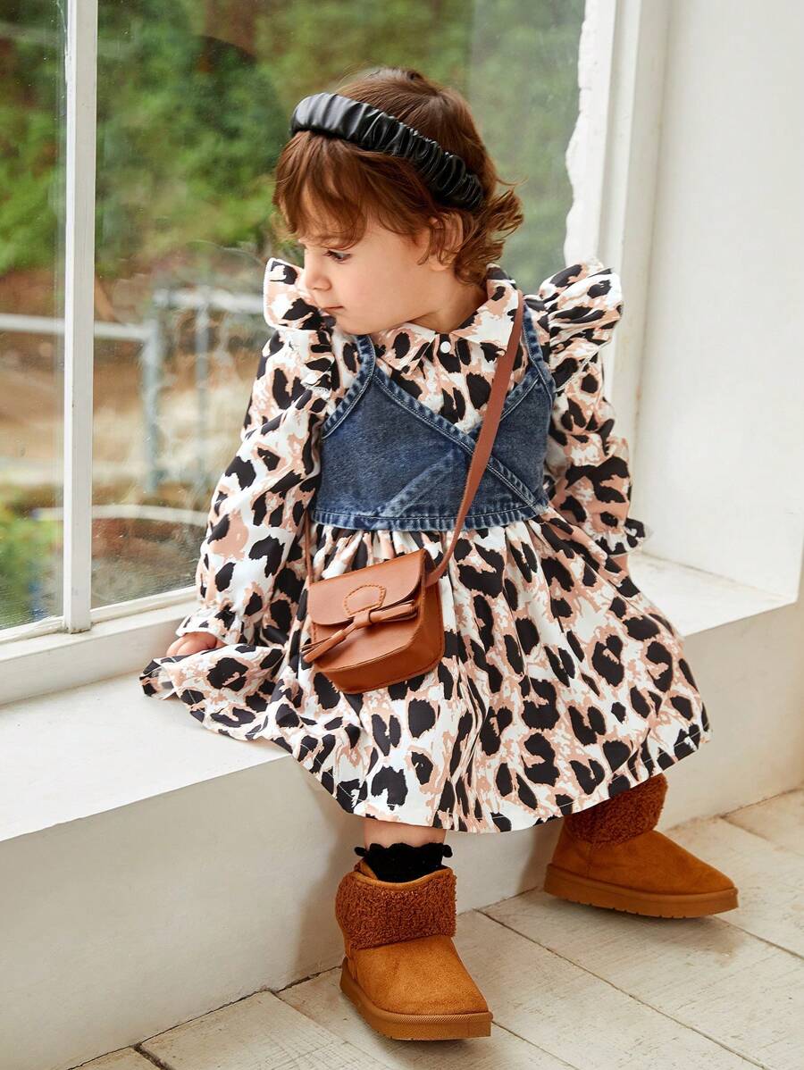 SHEIN 2 件套女婴高街时尚剪裁牛仔背带裤 + 泡泡袖豹纹衬衫裙，秋冬款 - 彩色 - 查看 1