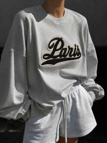 DAZY Áo nỉ chui đầu cổ tròn rộng rãi họa tiết chữ cho nữ - Xám - Xem 1