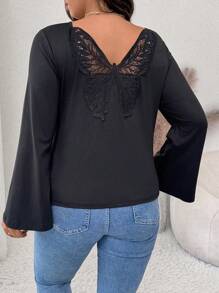 SHEIN Frenchy Camiseta negra casual de talla grande con aplicación de encaje de mariposa y mangas acampanadas - Negro - Ver 1