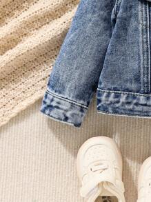 SHEIN Playful Pals 男婴中号水洗牛仔夹克，带刺绣熊补丁，经典休闲设计 - 深色水洗藍 - 查看 6