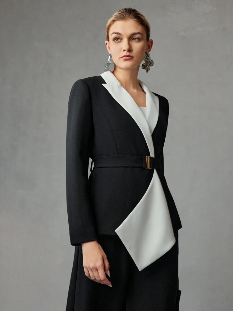 BLAZER DE DOS TONOS CON CUELLO PICO, BAJO ASIMÉTRICO Y CINTURÓN