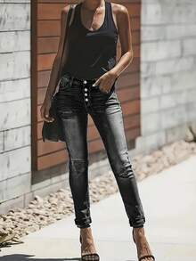 Jeans de mujer de otoño con bolsillos, detalles desgastados y cierre de botón, silueta ajustada