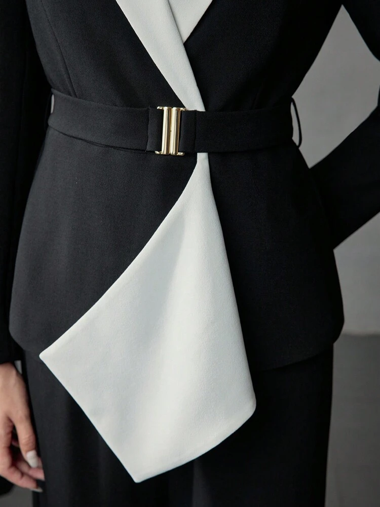 BLAZER DE DOS TONOS CON CUELLO PICO, BAJO ASIMÉTRICO Y CINTURÓN
