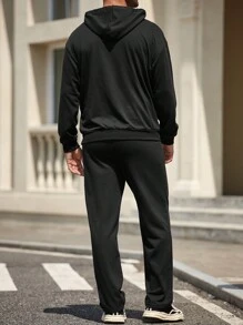 Manfinity Homme Conjunto de sudadera con capucha y pantalón de chándal casuales para hombres con estampado de letras, hombros caídos, bolsillo y cordón, primavera/otoño - Negro - Ver 2