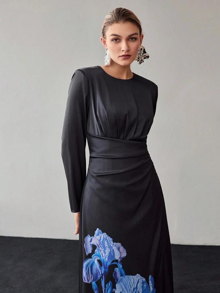 Vestido com estampa floral, cintura franzida e bainha de sino