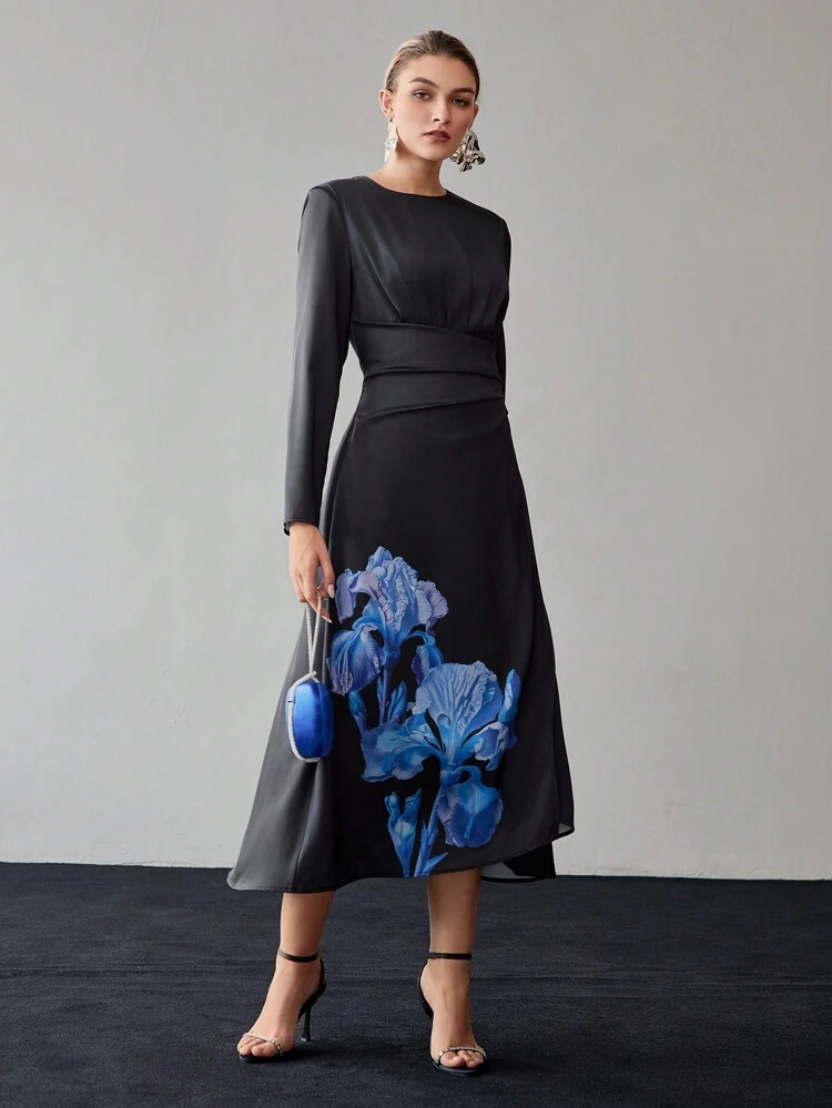 Vestido com estampa floral, cintura franzida e bainha de sino