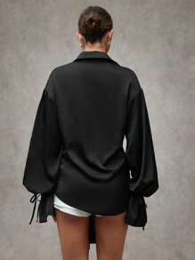 SHEIN BAE Áo nữ màu đen trơn, chất liệu satin bóng mượt, thích hợp cho tiệc cocktail/club/tiệc rave/tiệc sinh nhật/tiệc độc thân/Halloween/đi chơi đêm, kiểu dáng gợi cảm, cổ chữ V sâu, quấn chéo. - màu đen - Xem 2