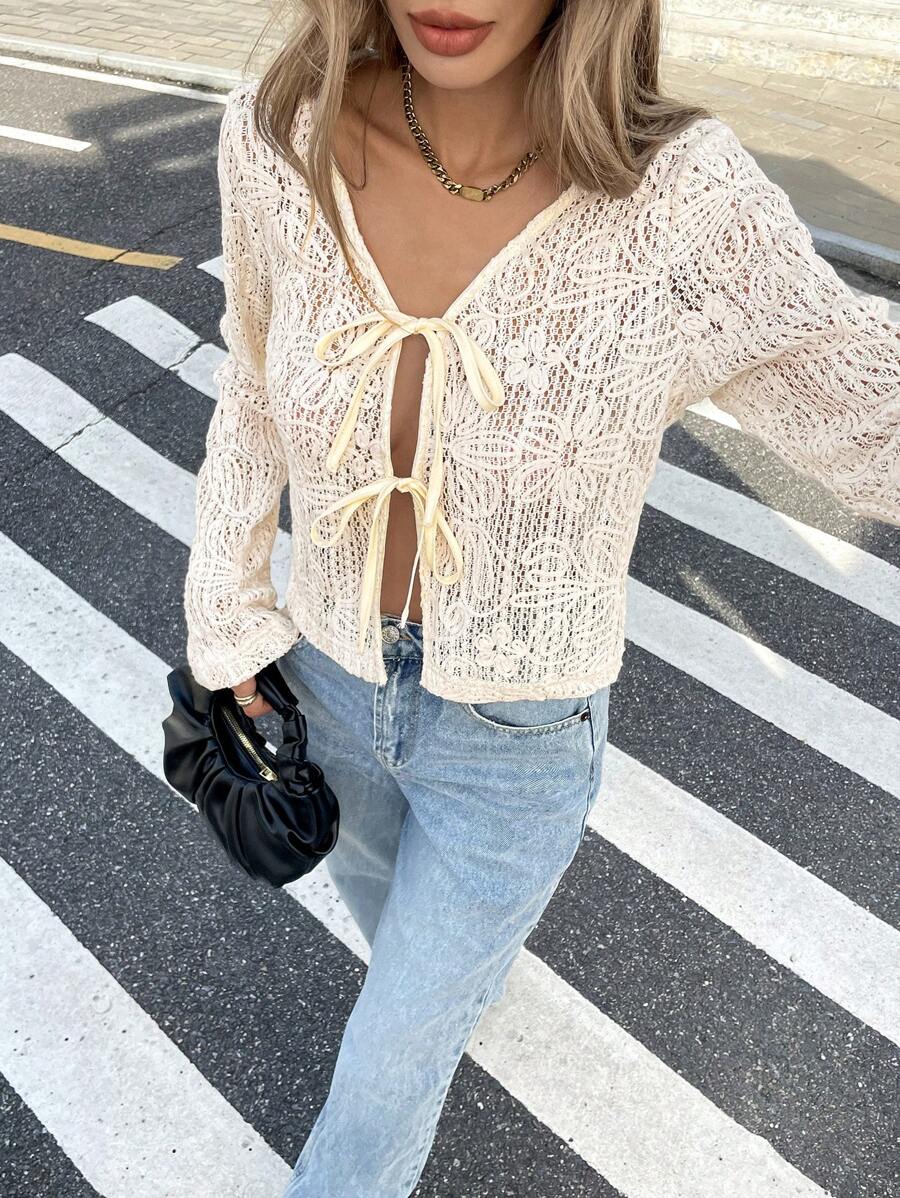 SHEIN Frenchy 女式秋季系带长袖短款休闲衬衫、教师服装、秋季服装、秋季婚礼宾客礼服、黄色女式连衣裙、冬季上衣、服装、可爱女式衬衫、女式办公室服装、长袖衬衫、女式亚麻服装、秋季女装、女士休闲透视、系带前长袖 V 领宽松常规米色喇叭袖上衣女式衬衫、春/秋、休闲日常服装 - 米色 - 查看 1