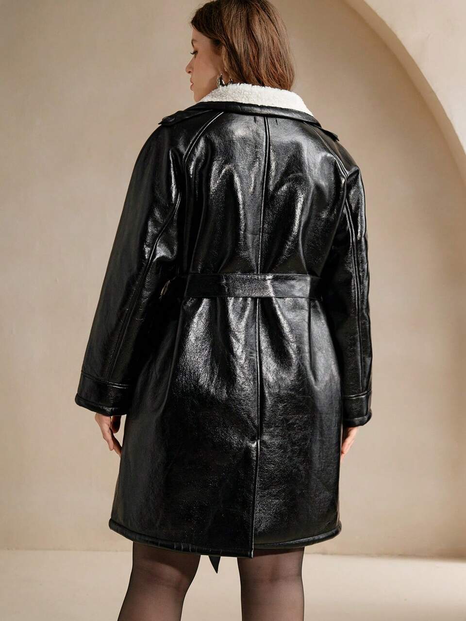 Chaqueta con bolsillo en diagonal, cinturón y forro térmico de moda para mujer talla grande de otoño