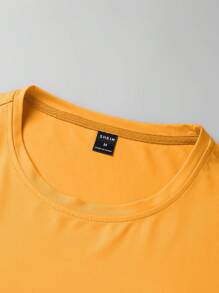 Manfinity Homme Áo thun nam cổ tròn tay ngắn in họa tiết thường ngày - Màu vàng - Xem 3