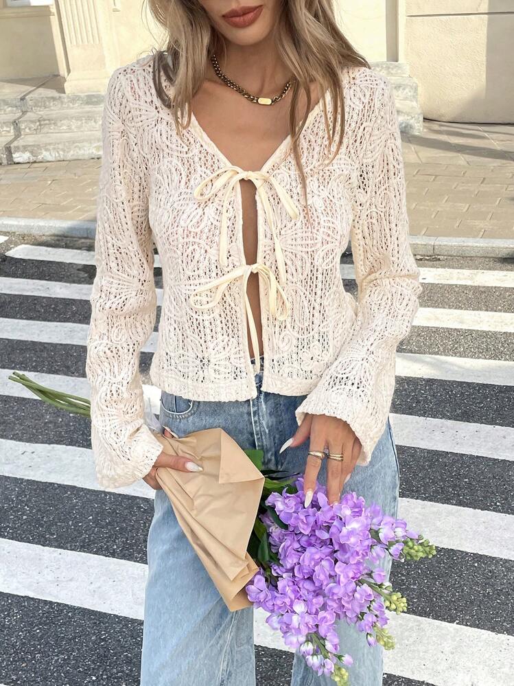 SHEIN Frenchy Kvinnors höstklänning med långärmad avskuren fritidsblus, lärarkläder, höstdräkter, höstens bröllopsklänningar, gula damklänningar, vintertoppar, kostym, söta damskjortor, kontorskläder för kvinnor, långärmad skjorta, linnekläder för kvinnor, höstkläder för kvinnor, Damer Casual Sheer, Tie Front Långärmad V-hals Lös Vanlig Beige Flare Sleeve Top Dam Blusar, Vår/höst, vardagskläder - Beige - Visa 7