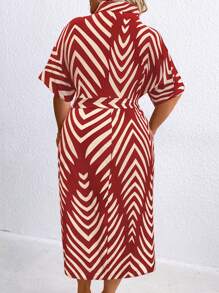 SHEIN Clasi 大码女式人字形印花短袖单排扣褶皱休闲衬衫裙 - 紅色 - 查看 2