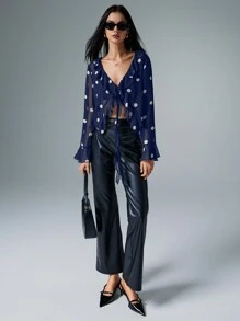 Poéselle 系带圆点雪纺，荷叶边下摆 V 领喇叭长袖衬衫，女装，秋装，优雅，休闲女装，可爱衬衫，衬衫，冬装，纽扣，女装，Y2K - 藏蓝色 - 查看 2