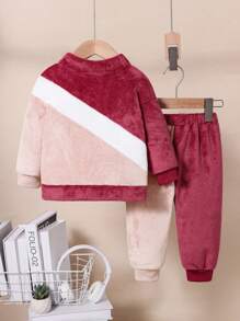 زوج من جاكيتات الفتيات الرضع العادية المرقعة الفضفاضة، مناسبة للارتداء اليومي في الخريف والشتاء