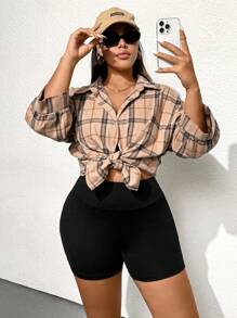 SHEIN Essnce Conjunto de 3 piezas de mujer talla grande para otoño e invierno: camisa holgada de cuadros caqui de manga larga y shorts negros con tirantes, ropa de mujer de otoño, estilo Y2K, conjuntos de atuendos, ropa deportiva, atuendos de aeropuerto