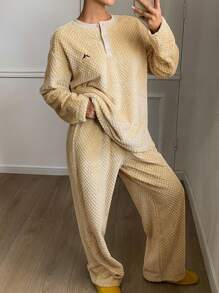 DAZY Minimalist Flannel Thick Embroidery Pattern Loungewear Set, Suitable For Winter