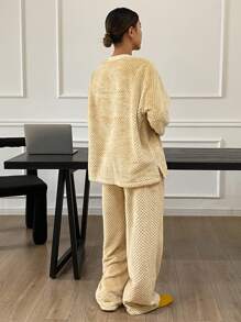 DAZY Minimalist Flannel Thick Embroidery Pattern Loungewear Set, Suitable For Winter