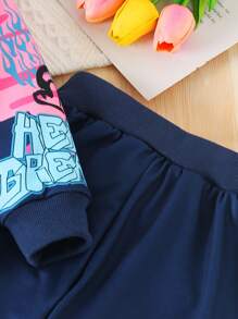 SHEIN 2pcs Young Girl Casual Graffiti Printed Loose Fit Crew Neck Long Sleeve Sports Sweatshirt Set, Suitable For Outdoor Activities & Everyday Wear, Autumn