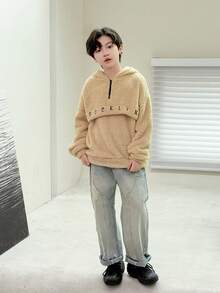 SHEIN 男童休闲宽松刺绣字母卫衣套头衫外套，适合秋冬季通勤、上学、休闲和运动穿着。 - 卡其色 - 查看 5