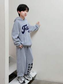 SHEIN Conjunto de 2 piezas estilo coreano informal para niño preadolescente: sudadera suelta con gráfico de letras de unicolor y pantalones con cintura elástica, adecuado para otoño, primavera e invierno, para juegos al aire libre, escuela, fotografía callejera, fiesta y ocio en casa, muy buen valor - Gris - Ver 4