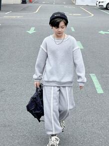 SHEIN 2 件套青少年男孩休闲纯色原始下摆设计圆领运动衫和松紧腰裤套装，适合秋季、春季和冬季，适合户外玩耍、学校、街头、派对和休闲，物超所值 - 灰色 - 查看 3