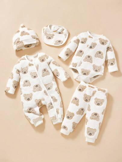 SHEIN Presentset för pojkar i flanell, med söt björndesign och fint hantverk, är ett perfekt val för vardagskläder och vintervärme. Presentförpackningssetet innehåller en byxa, byxor, hatt och haklapp, perfekt som en nyfödd, 1-månads- eller semesterpresent. Med elegant förpackning är detta flanelloutfitset ett genomtänkt och praktiskt val som älskas av föräldrar.