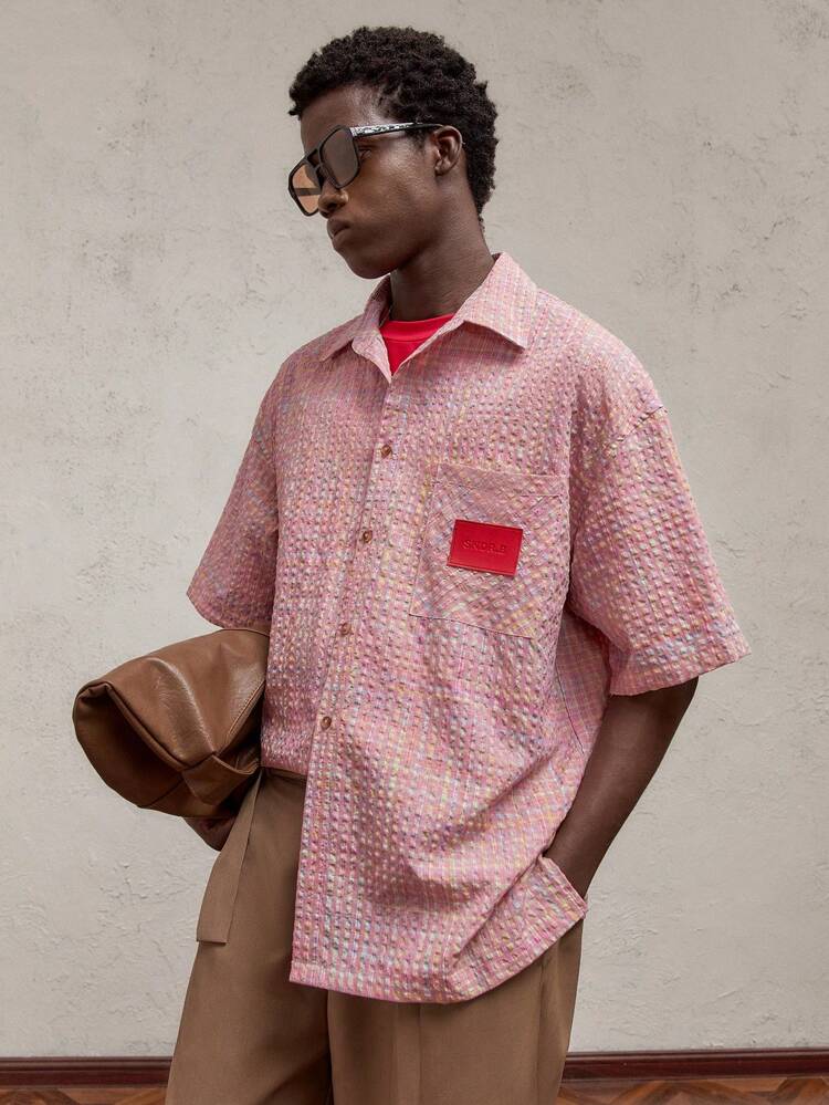 Camicia casual in rosa con colletto alla coreana, maniche corte e spalla larga, in tessuto chiffon con fantasia a quadri, adatta per Natale, Capodanno e uso quotidiano, con etichetta in pelle rossa